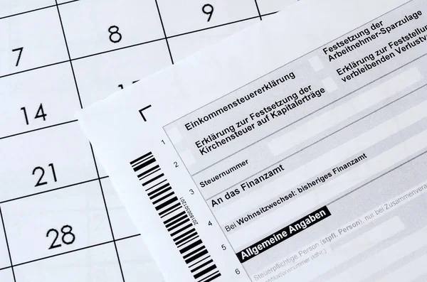 德国税单在办公室日历上.纳税概念i — 图库照片