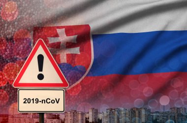 Slovakya bayrağı ve Coronavirus 2019 ncov uyarı işareti. Gezgin turistler arasında yeni koronavirüs salgını olma olasılığı yüksek.