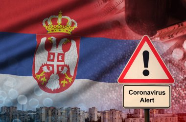 Sırbistan bayrağı ve Coronavirus 2019-ncov uyarı işareti. Gezgin turistler arasında yeni koronavirüs salgını olma olasılığı yüksek.