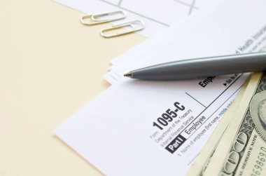 Irs Formu 1095-C İş Sağlayan Sağlık Sigortası Teklifi ve Kapsama vergisi boş yalanlar ve takvim sayfasında yüzlerce dolarlık banknotlar