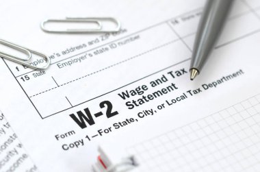 Kalem ve defter vergi formdaki W-2 ücret ve vergi beyanı.