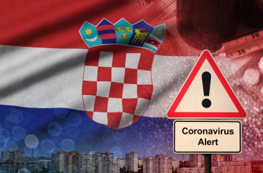 Hırvatistan bayrağı ve Coronavirus 2019-ncov uyarı işareti. Gezgin turistler arasında yeni koronavirüs salgını olma olasılığı yüksek.