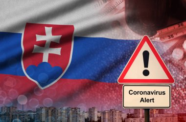 Slovakya bayrağı ve Coronavirus 2019 ncov uyarı işareti. Gezgin turistler arasında yeni koronavirüs salgını olma olasılığı yüksek.