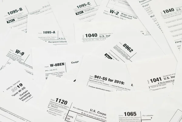 多くの納税申告書の空白がテーブルの上にあります。納税者の書類のルーチンと官僚主義の概念 — ストック写真
