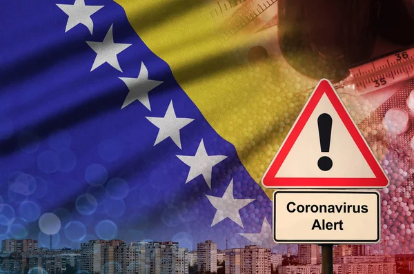 Bandeira da Bósnia e Herzegovina e sinal de alerta do Coronavirus 2019-nCoV. Conceito de alta probabilidade de novo surto de coronavírus através de turistas viajantes — Fotografia de Stock