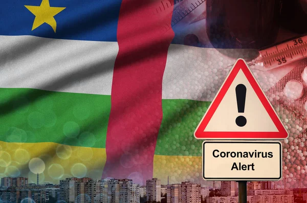 Bendera Republik Afrika Tengah dan tanda peringatan Coronavirus 2019-nCoV. Konsep kemungkinan tinggi dari wabah baru coronavirus melalui wisatawan yang bepergian — Stok Foto