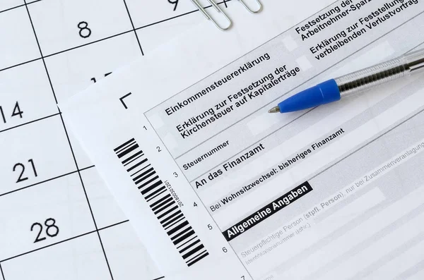Tysk skattsedel med penna ligger på kontorskalender. Begreppet skatt — Stockfoto