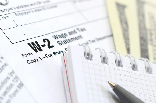 A toll, a notebook és a dollár számlát is fekszik az adó formájában W-2 a minimálbér és a nyilatkozatot adó. Az idő, hogy fizet adót — Stock Fotó