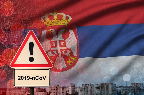 Sırbistan bayrağı ve Coronavirus 2019-ncov uyarı işareti. Gezgin turistler arasında yeni koronavirüs salgını olma olasılığı yüksek.
