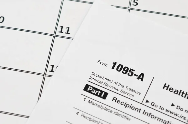 Formularz Irs 1095-A Ubezpieczenia zdrowotne Giełda Oświadczenie o braku podatku leży na pustej stronie kalendarza — Zdjęcie stockowe