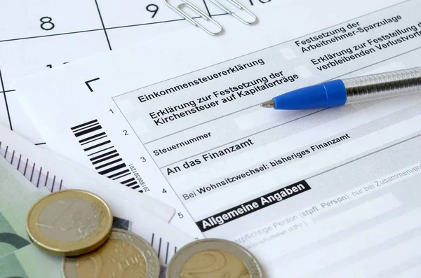 Formulario de impuestos alemán con bolígrafo y billetes de dinero europeos se encuentra en la oficina — Foto de Stock