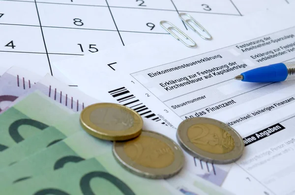 Německý daňový formulář s propiskou a evropskými bankovkami leží na úřadu — Stock fotografie