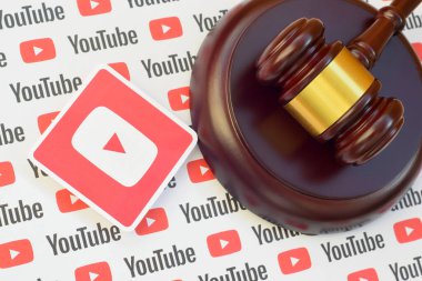 Kharkov, Ukrayna - 17 Şubat 2020: Youtube kağıt logosu ahşap yargıç tokmağı ile birlikte. Eğlence davaları konsepti