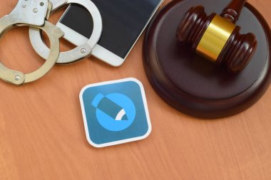 Kharkov, Ukrayna - 17 Şubat 2020: Ahşap yargıç tokmağı, akıllı telefon ve kelepçeli LiveJournal kağıt logosu. Eğlence davaları konsepti