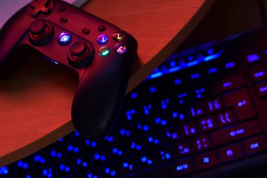 Kharkov, Ukrayna - 19 Ocak 2020: Gamesir G3s video oyun denetleyici ve ofis masasında a4tech klavye
