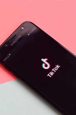 Kharkov, Ukrayna - 16 Şubat 2020: Samsung akıllı telefon ekranında Pastel arka planda Tiktok uygulaması. Tiktok Bytedance 'in sahip olduğu popüler bir video paylaşım sosyal ağ hizmetidir.