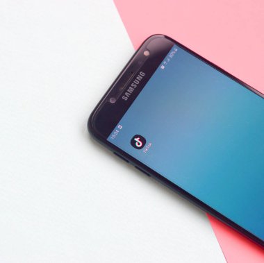 Kharkov, Ukrayna - 16 Şubat 2020: Samsung akıllı telefon ekranında Pastel arka planda Tiktok uygulaması. Tiktok Bytedance 'in sahip olduğu popüler bir video paylaşım sosyal ağ hizmetidir.