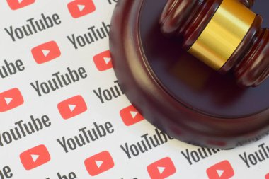 Kharkov, Ukrayna - 17 Şubat 2020: Youtube kağıt logosu ahşap yargıç tokmağı ile birlikte. Eğlence davaları konsepti