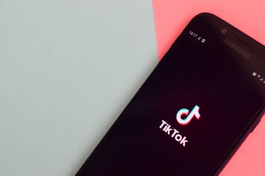 Kharkov, Ukrayna - 16 Şubat 2020: Samsung akıllı telefon ekranında Pastel arka planda Tiktok uygulaması. Tiktok Bytedance 'in sahip olduğu popüler bir video paylaşım sosyal ağ hizmetidir.