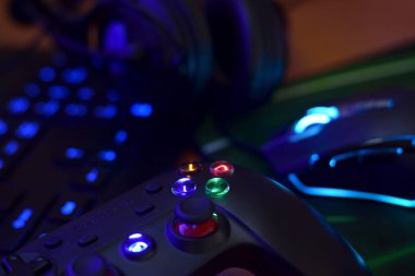 Kharkov, Ukrayna - 19 Ocak 2020: Gamesir G3s video oyun denetleyici ve ofis masasında A4tech klavye ve kulaklıklı Kanlı p93 oyun faresi