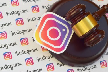 Kharkov, Ukrayna - 17 Şubat 2020: Instagram kağıt logosu ahşap yargıç tokmağıyla kaplıdır. Eğlence davaları konsepti