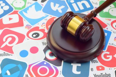 Kharkov, Ukrayna - 17 Şubat 2020: Ahşap yargıç tokmağı popüler sosyal ağlar ve internet kaynaklarının birçok kağıt logosu üzerinde yer almaktadır. Eğlence davaları konsepti