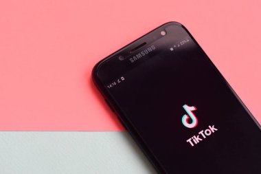 Kharkov, Ukrayna - 16 Şubat 2020: Samsung akıllı telefon ekranında Pastel arka planda Tiktok uygulaması. Tiktok Bytedance 'in sahip olduğu popüler bir video paylaşım sosyal ağ hizmetidir.