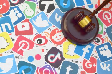 Kharkov, Ukrayna - 17 Şubat 2020: Ahşap yargıç tokmağı popüler sosyal ağlar ve internet kaynaklarının birçok kağıt logosu üzerinde yer almaktadır. Eğlence davaları konsepti