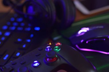 Kharkov, Ukrayna - 19 Ocak 2020: Gamesir G3s video oyun denetleyici ve ofis masasında A4tech klavye ve kulaklıklı Kanlı p93 oyun faresi