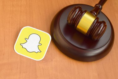 Kharkov, Ukrayna - 17 Şubat 2020: Tahta yargıç tokmağı ile Snapchat kağıt logosu. Eğlence davaları konsepti