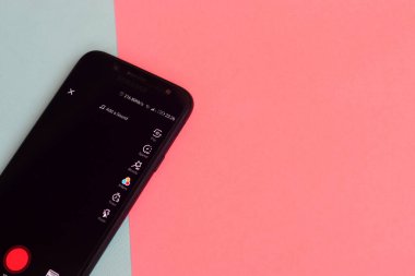 Kharkov, Ukrayna - 16 Şubat 2020: Samsung akıllı telefon ekranında Pastel arka planda Tiktok uygulaması. Tiktok Bytedance 'in sahip olduğu popüler bir video paylaşım sosyal ağ hizmetidir.