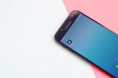 Kharkov, Ukrayna - 16 Şubat 2020: Samsung akıllı telefon ekranında Pastel arka planda Tiktok uygulaması. Tiktok Bytedance 'in sahip olduğu popüler bir video paylaşım sosyal ağ hizmetidir.