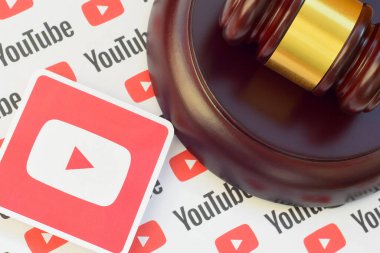 Kharkov, Ukrayna - 17 Şubat 2020: Youtube kağıt logosu ahşap yargıç tokmağı ile birlikte. Eğlence davaları konsepti