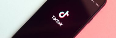 Kharkov, Ukrayna - 16 Şubat 2020: Samsung akıllı telefon ekranında Pastel arka planda Tiktok uygulaması. Tiktok Bytedance 'in sahip olduğu popüler bir video paylaşım sosyal ağ hizmetidir.