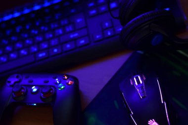 Kharkov, Ukrayna - 19 Ocak 2020: Gamesir G3s video oyun denetleyici ve ofis masasında A4tech klavye ve kulaklıklı Kanlı p93 oyun faresi