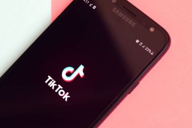Kharkov, Ukrayna - 16 Şubat 2020: Samsung akıllı telefon ekranında Pastel arka planda Tiktok uygulaması. Tiktok Bytedance 'in sahip olduğu popüler bir video paylaşım sosyal ağ hizmetidir.