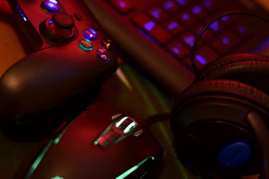 Kharkov, Ukrayna - 19 Ocak 2020: Gamesir G3s video oyun denetleyici ve ofis masasında A4tech klavye ve kulaklıklı Kanlı p93 oyun faresi