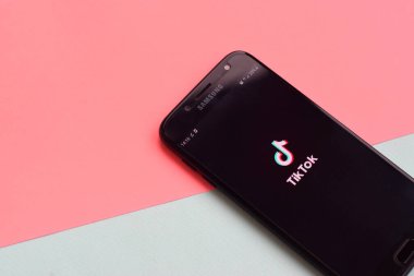 Kharkov, Ukrayna - 16 Şubat 2020: Samsung akıllı telefon ekranında Pastel arka planda Tiktok uygulaması. Tiktok Bytedance 'in sahip olduğu popüler bir video paylaşım sosyal ağ hizmetidir.