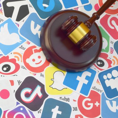 Kharkov, Ukrayna - 17 Şubat 2020: Ahşap yargıç tokmağı popüler sosyal ağlar ve internet kaynaklarının birçok kağıt logosu üzerinde yer almaktadır. Eğlence davaları konsepti