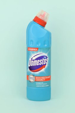 Ny, Usa - 15 Aralık 2019 Domestos Blue şişesi. Domestos, Unilever tarafından üretilen çamaşır suyu içerir.