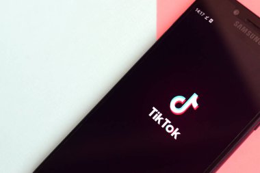 Kharkov, Ukrayna - 16 Şubat 2020: Samsung akıllı telefon ekranında Pastel arka planda Tiktok uygulaması. Tiktok Bytedance 'in sahip olduğu popüler bir video paylaşım sosyal ağ hizmetidir.