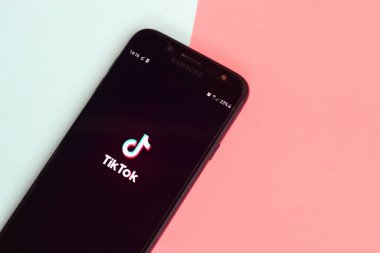 Kharkov, Ukrayna - 16 Şubat 2020: Samsung akıllı telefon ekranında Pastel arka planda Tiktok uygulaması. Tiktok Bytedance 'in sahip olduğu popüler bir video paylaşım sosyal ağ hizmetidir.