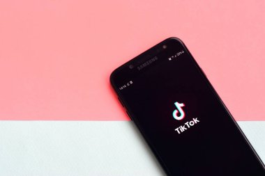 Kharkov, Ukrayna - 16 Şubat 2020: Samsung akıllı telefon ekranında Pastel arka planda Tiktok uygulaması. Tiktok Bytedance 'in sahip olduğu popüler bir video paylaşım sosyal ağ hizmetidir.