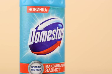 Ny, Usa - 15 Aralık 2019 Domestos Blue şişesi. Domestos, Unilever tarafından üretilen çamaşır suyu içerir.
