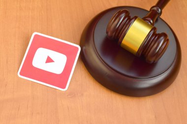 Kharkov, Ukrayna - 17 Şubat 2020: Youtube kağıt logosu ahşap yargıç tokmağı ile birlikte. Eğlence davaları konsepti