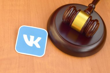 Kharkov, Ukrayna - 17 Şubat 2020: Vkontakte kağıt logosu ahşap yargıç tokmağıyla kaplıdır. Eğlence davaları konsepti