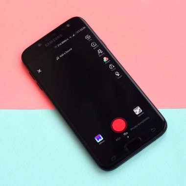 Kharkov, Ukrayna - 16 Şubat 2020: Samsung akıllı telefon ekranında Pastel arka planda Tiktok uygulaması. Tiktok Bytedance 'in sahip olduğu popüler bir video paylaşım sosyal ağ hizmetidir.