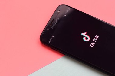 Kharkov, Ukrayna - 16 Şubat 2020: Samsung akıllı telefon ekranında Pastel arka planda Tiktok uygulaması. Tiktok Bytedance 'in sahip olduğu popüler bir video paylaşım sosyal ağ hizmetidir.