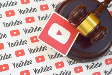 Kharkov, Ukrayna - 17 Şubat 2020: Youtube kağıt logosu ahşap yargıç tokmağı ile birlikte. Eğlence davaları konsepti