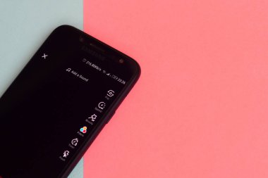 Kharkov, Ukrayna - 16 Şubat 2020: Samsung akıllı telefon ekranında Pastel arka planda Tiktok uygulaması. Tiktok Bytedance 'in sahip olduğu popüler bir video paylaşım sosyal ağ hizmetidir.